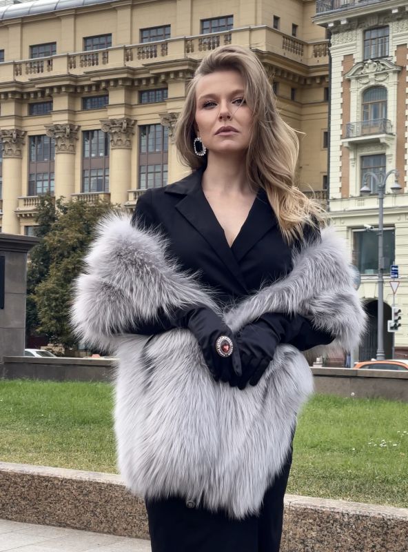 Палантин из финской лисы качества Saga в редком цвете серебро