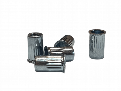 Резьбовая заклепка М4 с насечкой (сталь, уменьшенный борт, первая длина)