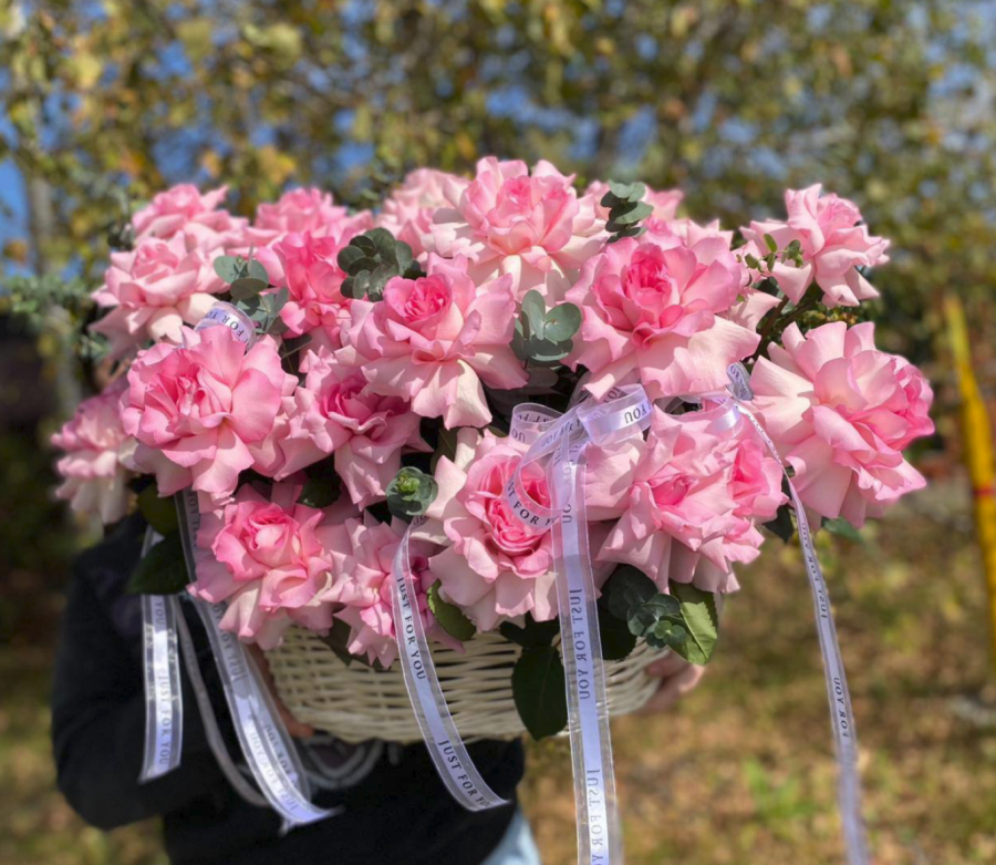 Корзина из 39 розовых французских роз