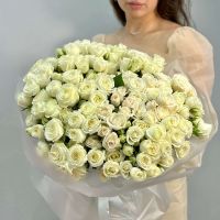 Букет из 45 белых кустовых роз