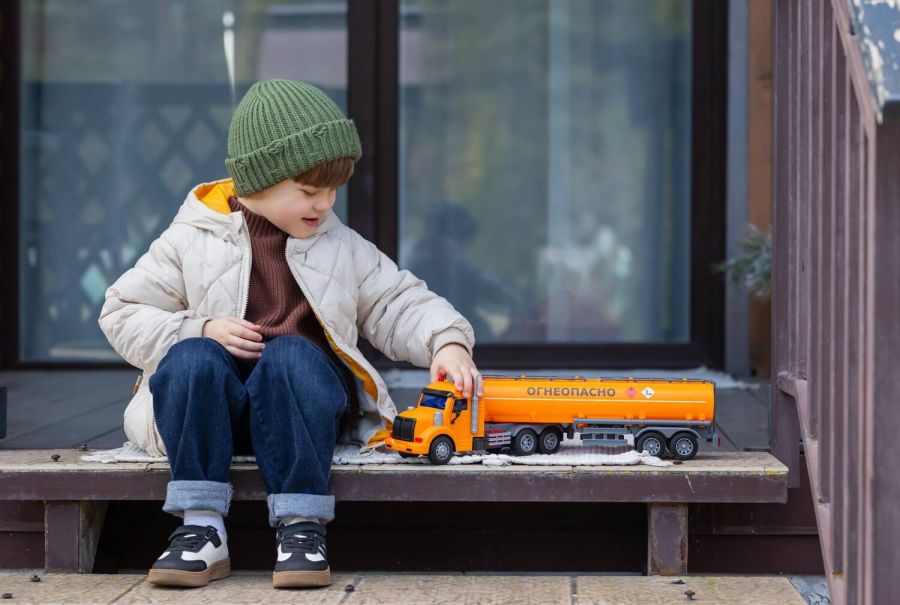 "Профи", автомобиль с полуприцепом-цистерной инерционный (со светом и звуком) (в коробке)