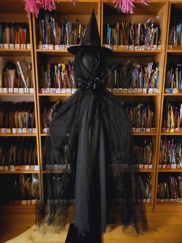 Тёмный силуэт фигура-чучело из ткани