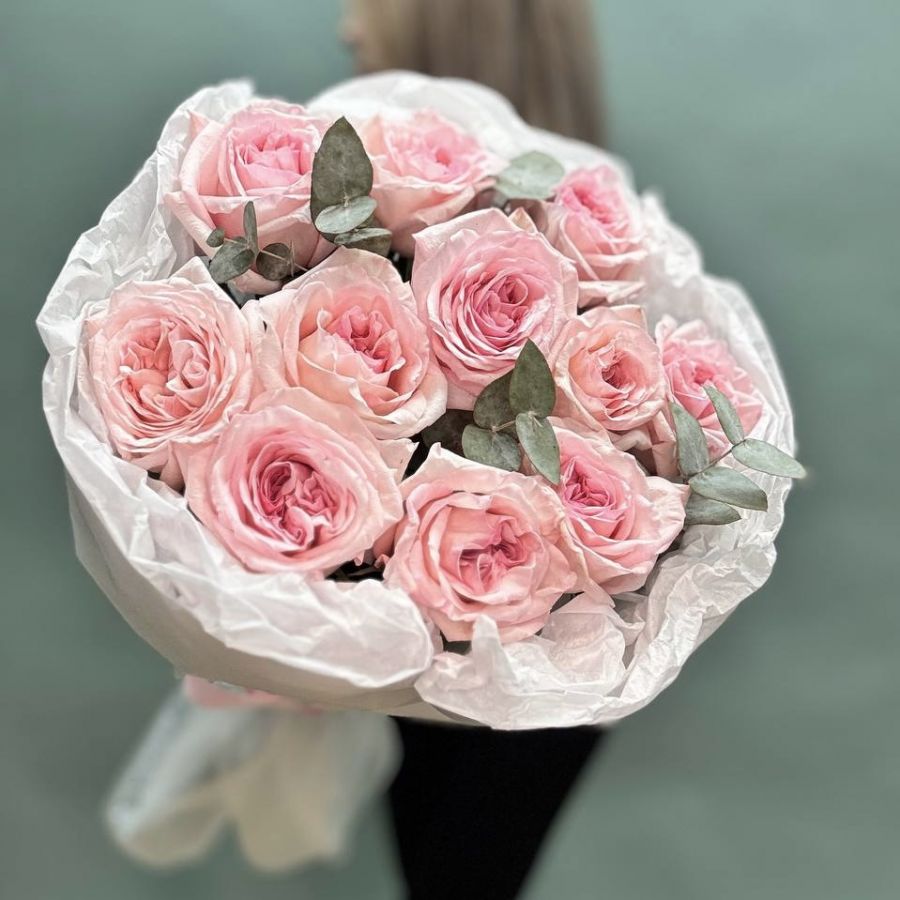 Нежная пионовидная роза с эвкалиптом