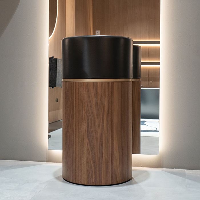 Изображение Раковина напольная NOORTH Milldue edition ROMA I 45х45x88 см слив в пол, корпус Noce Canaletto, вставка Oro, раковина Nero opaco