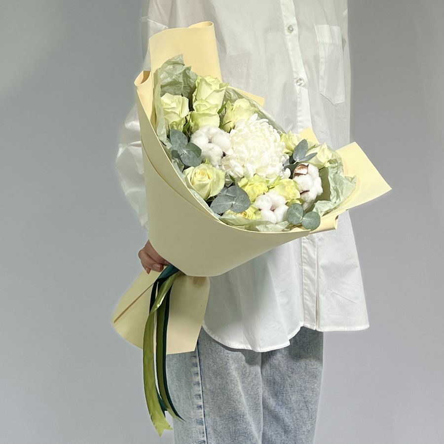 Светлый букет с хризантемой и хлопком #9825