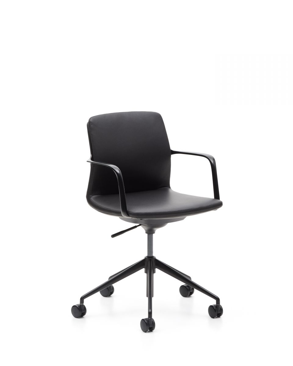 Офисный стул Nerlan из черной экокожи с черной алюминиевой рамой