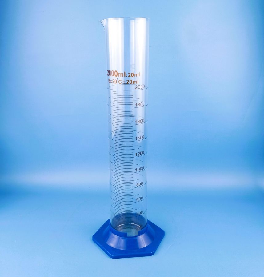 Цилиндр мерный Labdevices 3-2000-2, 2000 мл, с пластиковым основанием, с носиком, градуированный, Boro 3.3