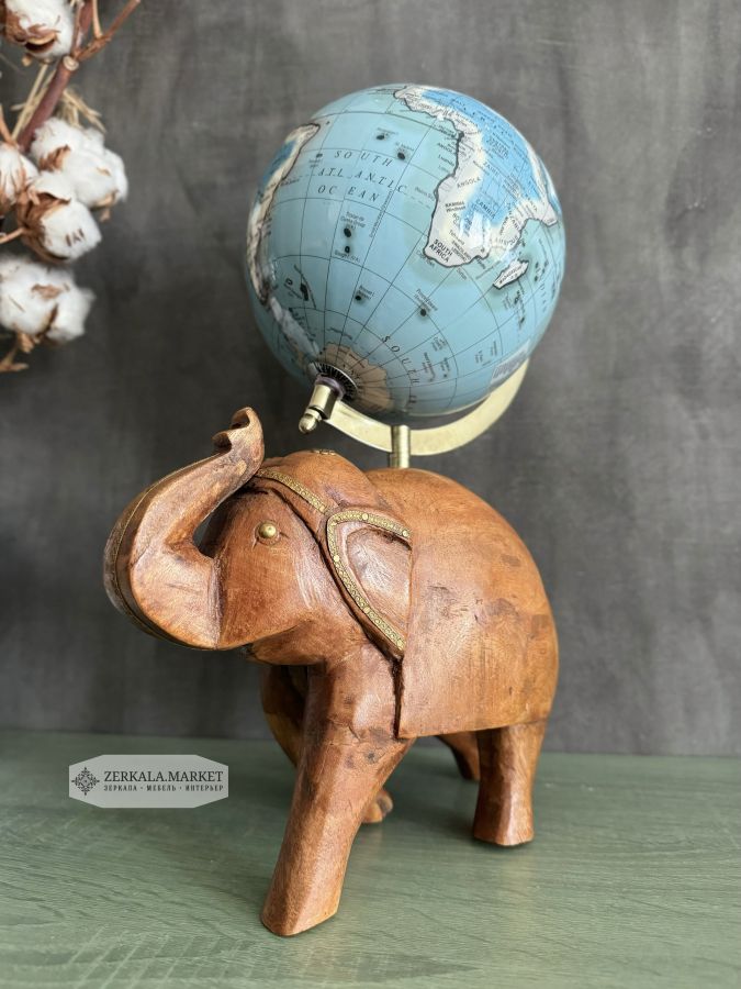 Слон резной с глобусом 36х25 см, дерево