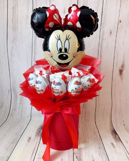 Композиция Киндер в шляпной коробке с шариком