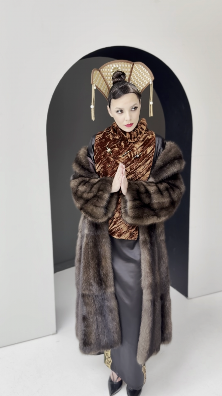 Дорогая шуба из седого соболя