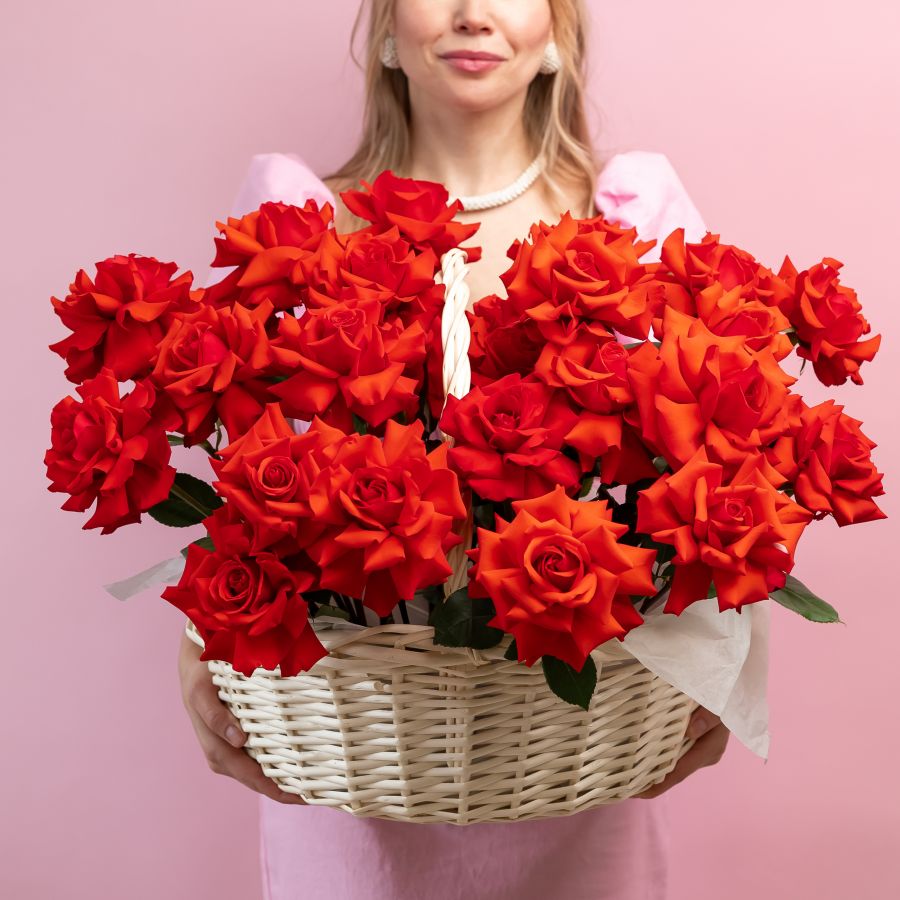 25 Французских роз алых  в корзине