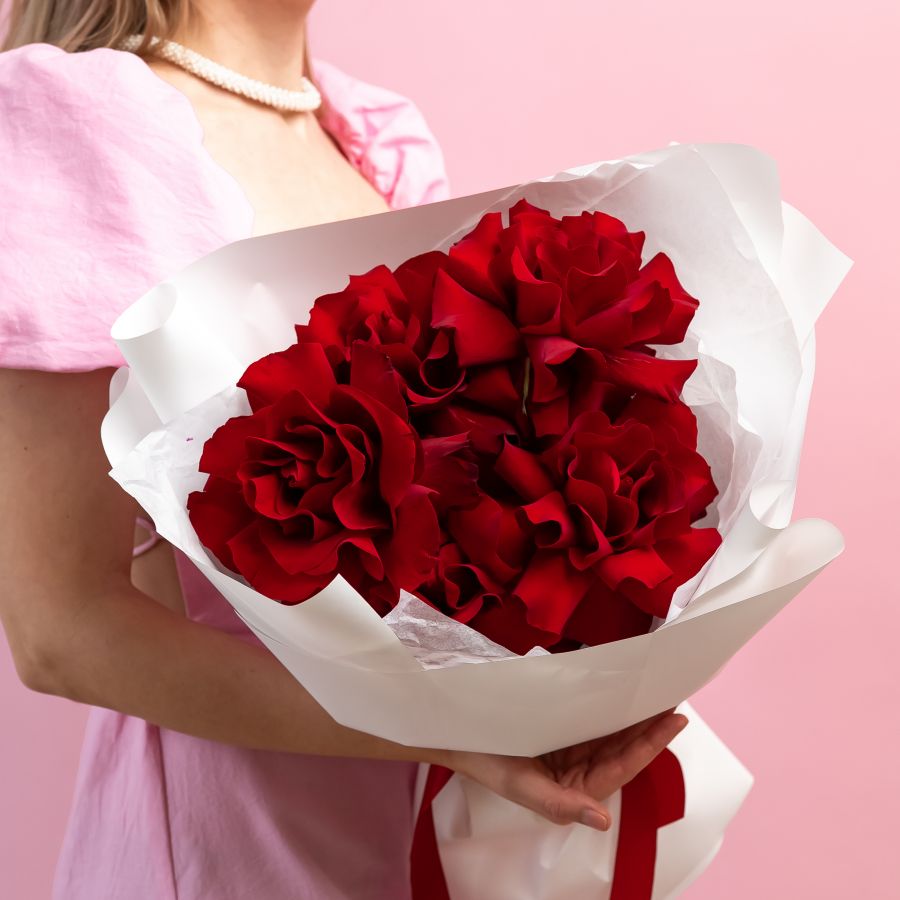 5 французских роз красных в упаковке