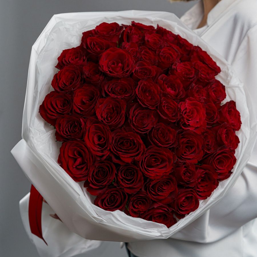 Букет из 51 красной розы в круглой упаковке
