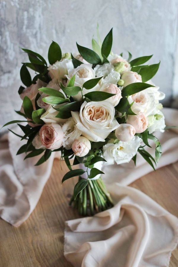 Букет Невесты из пионовидных роз и эустомы