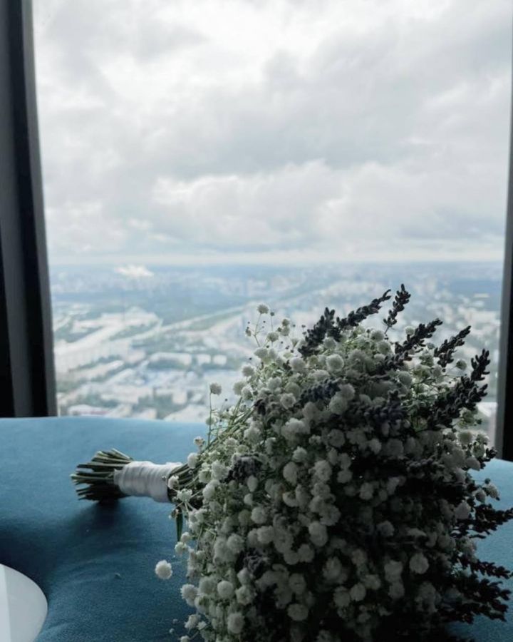 Букет Невесты из гипсофилы и лаванды