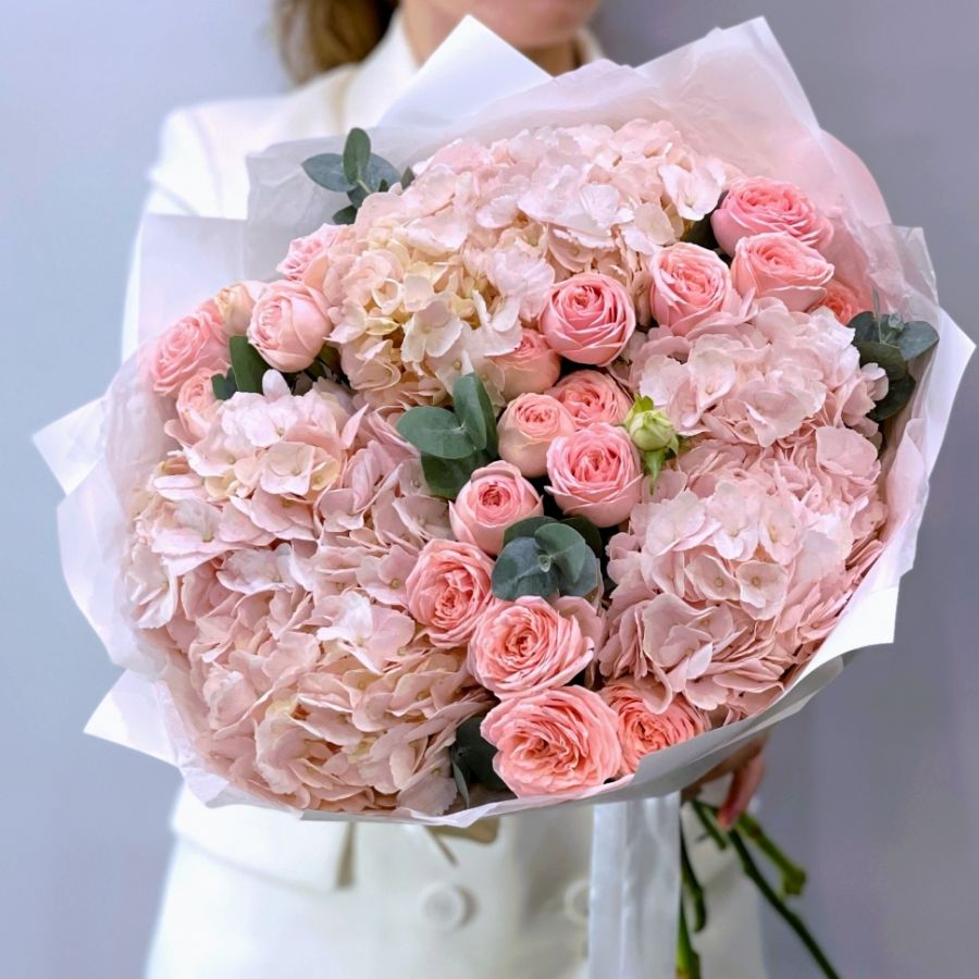 Букет "Мон Амур" из розовых гортензий и кустовых пионовидных роз