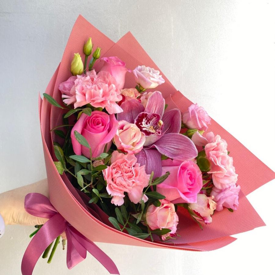 Букет "Счастье" с розовой орхидеей, диантусами и кустовой розой