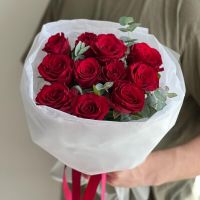Букет 11 красных роз с эвкалиптом