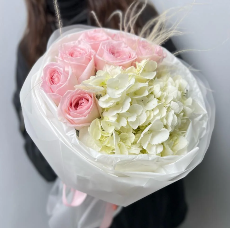 Букет с пионовидными розами и гортензией "Теплые нотки"