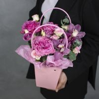 Композиция "Барби" с пионовидными розами и орхидеей