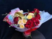 Букет красных французских роз с кустовыми пионовидными розами и антуриумом "Миледи"