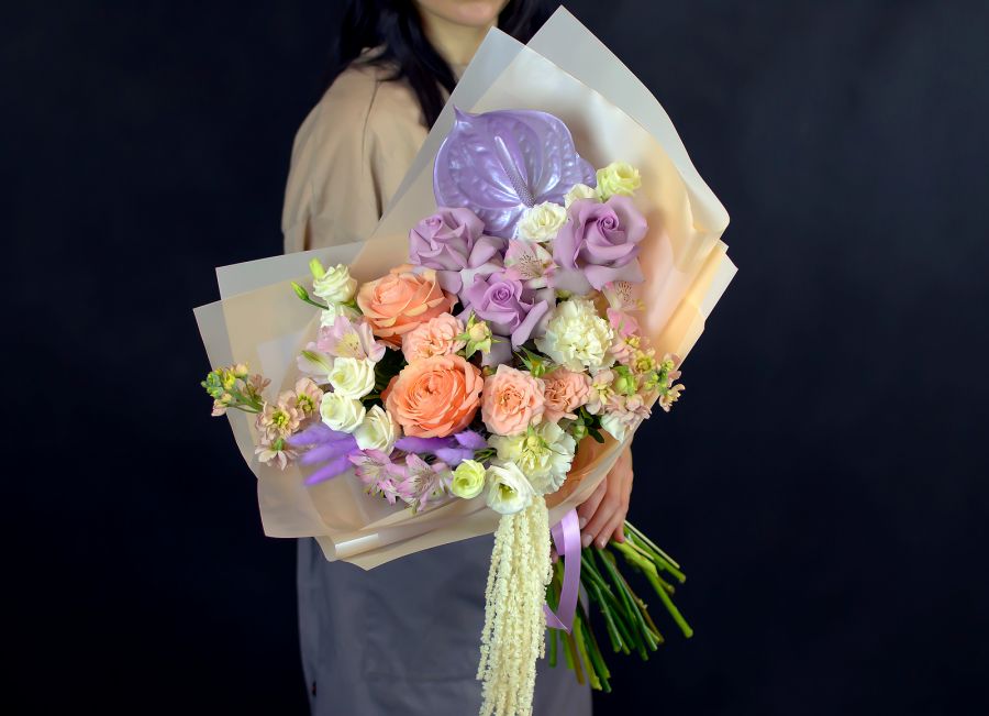 Букет "Тропикана" с антуриумом, французскими розами и ароматной матиолой