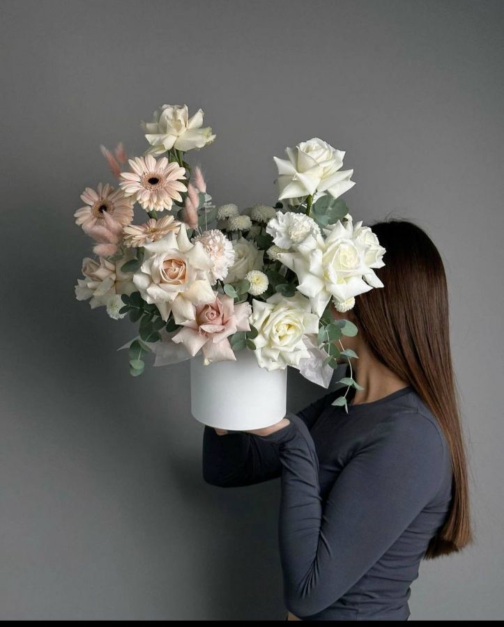 Композиция "Вихрь Чувств" с герберами и французскими розами