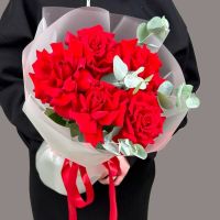 Букет 5 красных французских роз "Ягодный Шейк"