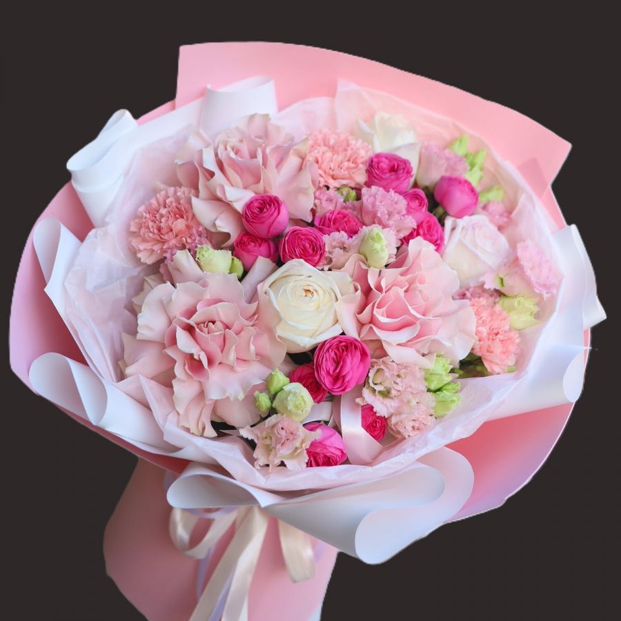 Букет с французскими розами, пионовидными розами и эустомой "Моника"