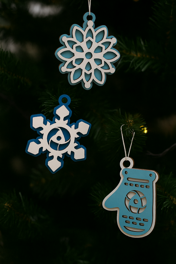 Набор новогодних игрушек снежинки и варежка