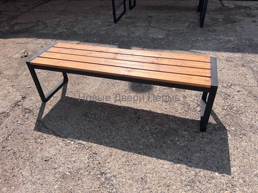 Лавка металлическая с деревянным сиденьем 147×40×40 см — каркас сталь, планкен хвойный, цвет тик