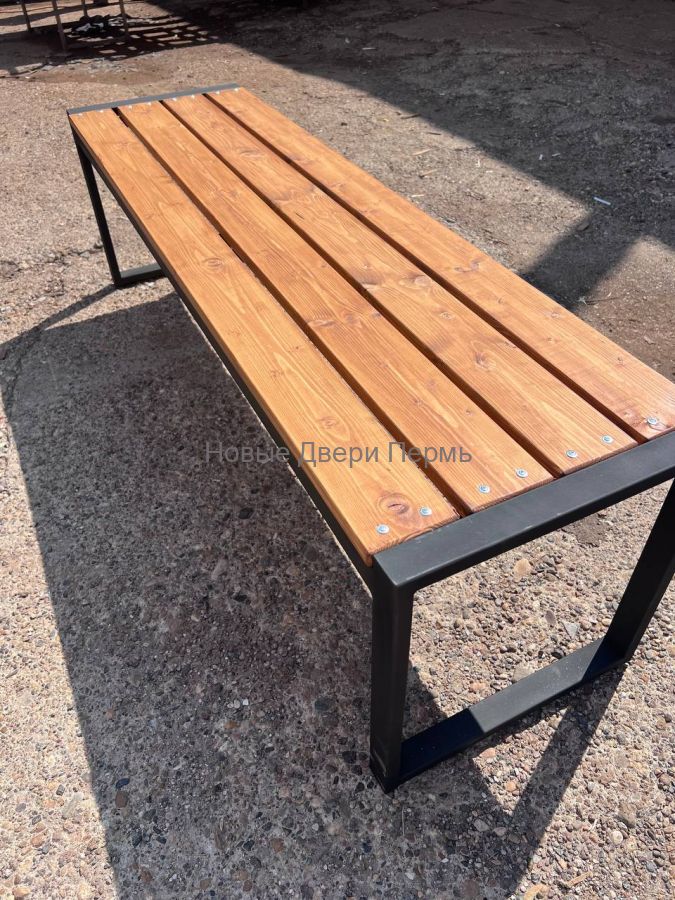 Лавка металлическая с деревянным сиденьем 147×40×40 см — каркас сталь, планкен хвойный, цвет тик