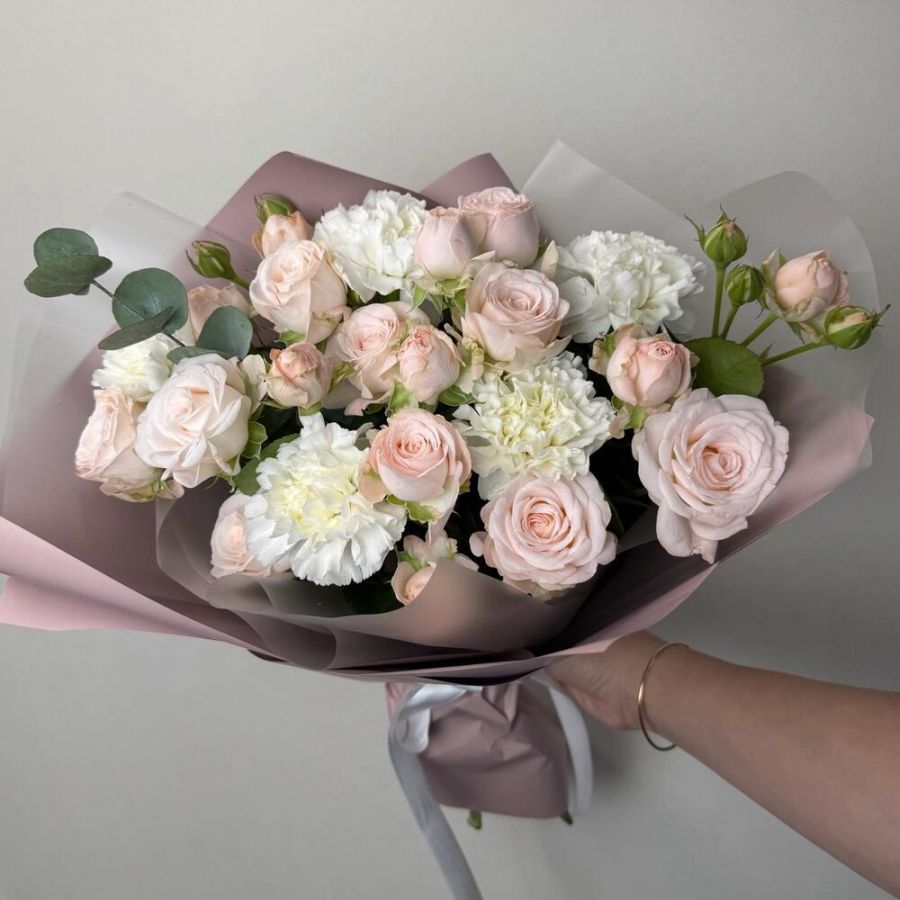 Нежный букет из кустовой розы и диантуса