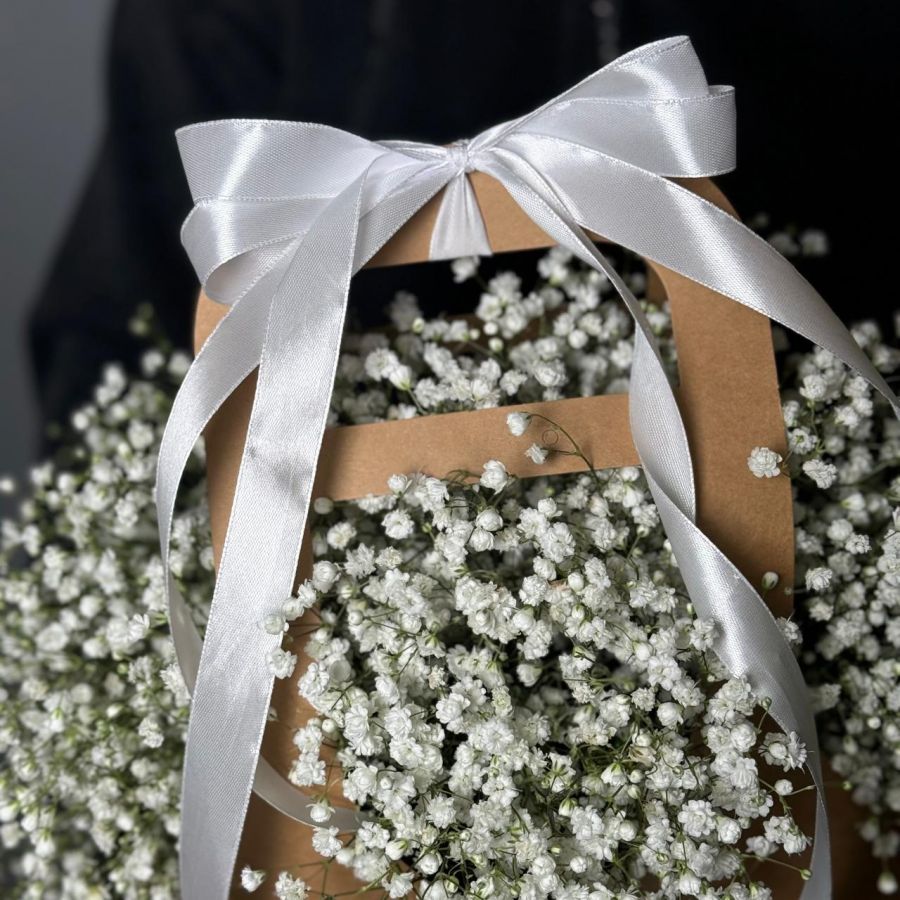 Белая гипсофила в сумочке