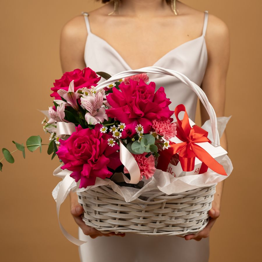 Цветочная корзина нежная с рафаэлло размер S