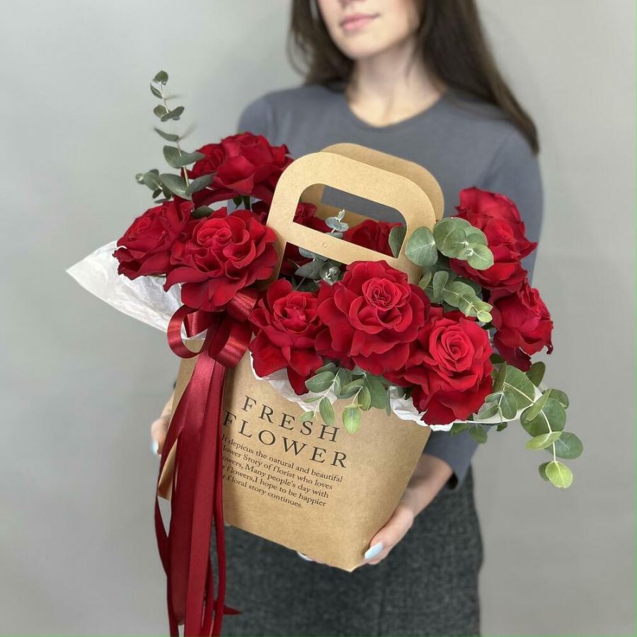 Красные французские розы в сумочке
