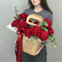 Красные французские розы в сумочке