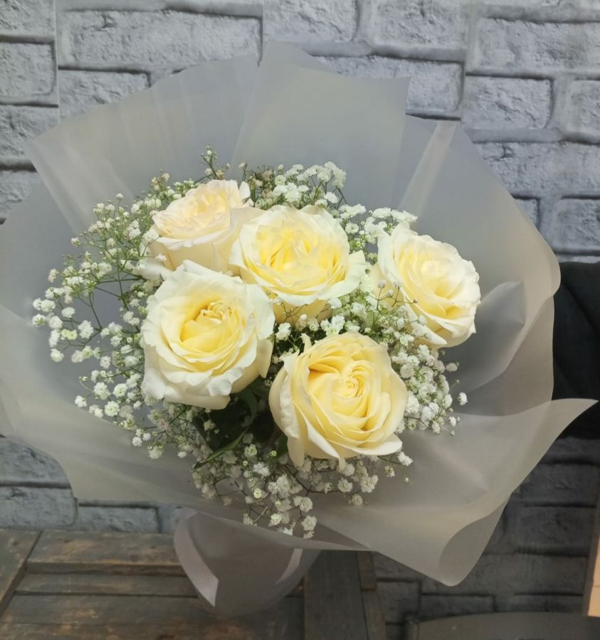 5 пионовидных роз  с гипсофилой