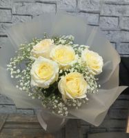 5 пионовидных роз  с гипсофилой