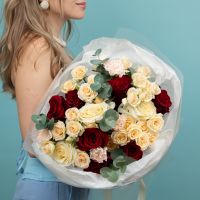 Сборный букет с розами и эквалиптом