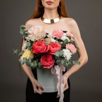 Цветы в коробке с топпером "Любимой маме"