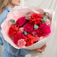 Французские розы с диантусами и эвкалиптом