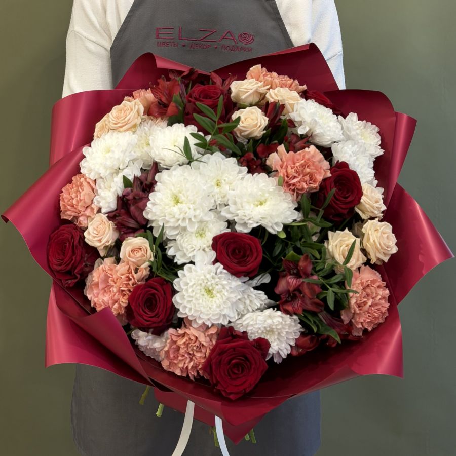 Красивый букет из роз и хризантем "Мечта"