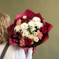 Красивый букет из роз и хризантем "Мечта"