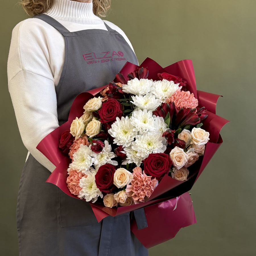 Красивый букет из роз и хризантем "Мечта"