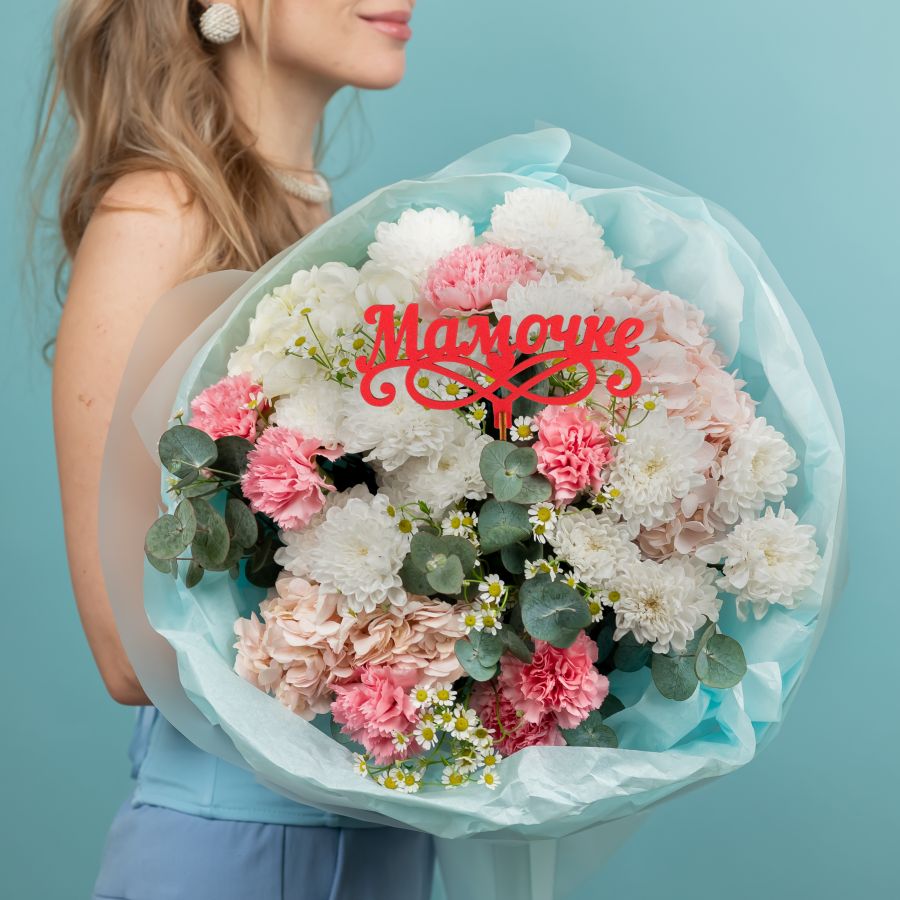 Круглый нежный букет с гортензией