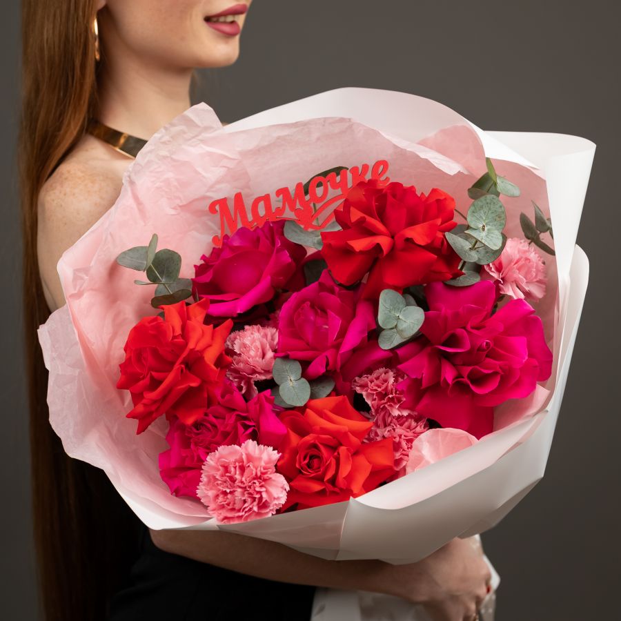 Французские розы с диантусами и эвкалиптом