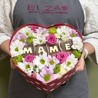 Композиция с шоколадными буквами МАМЕ