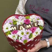 Композиция с шоколадными буквами МАМЕ