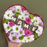 Композиция с шоколадными буквами МАМЕ